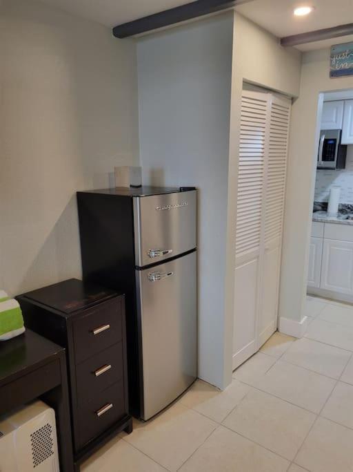 River Delight,Studio109, Beach & Pool Steps Away + Wifi Ruskin Ngoại thất bức ảnh